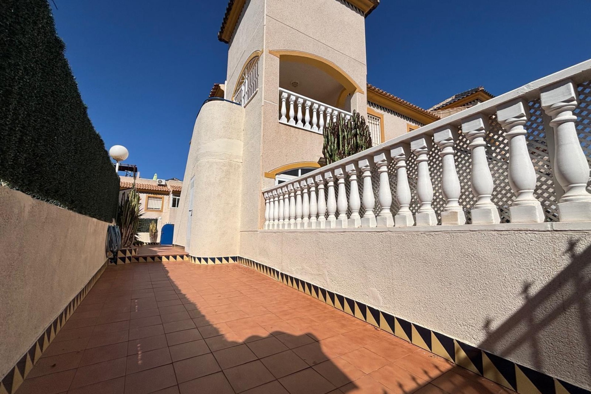 Resale - Bungalow -
Torrevieja