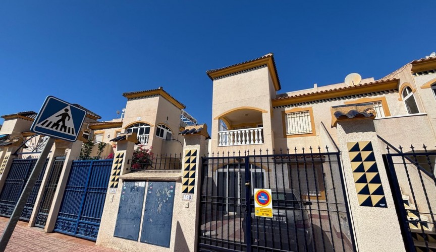 Resale - Bungalow -
Torrevieja