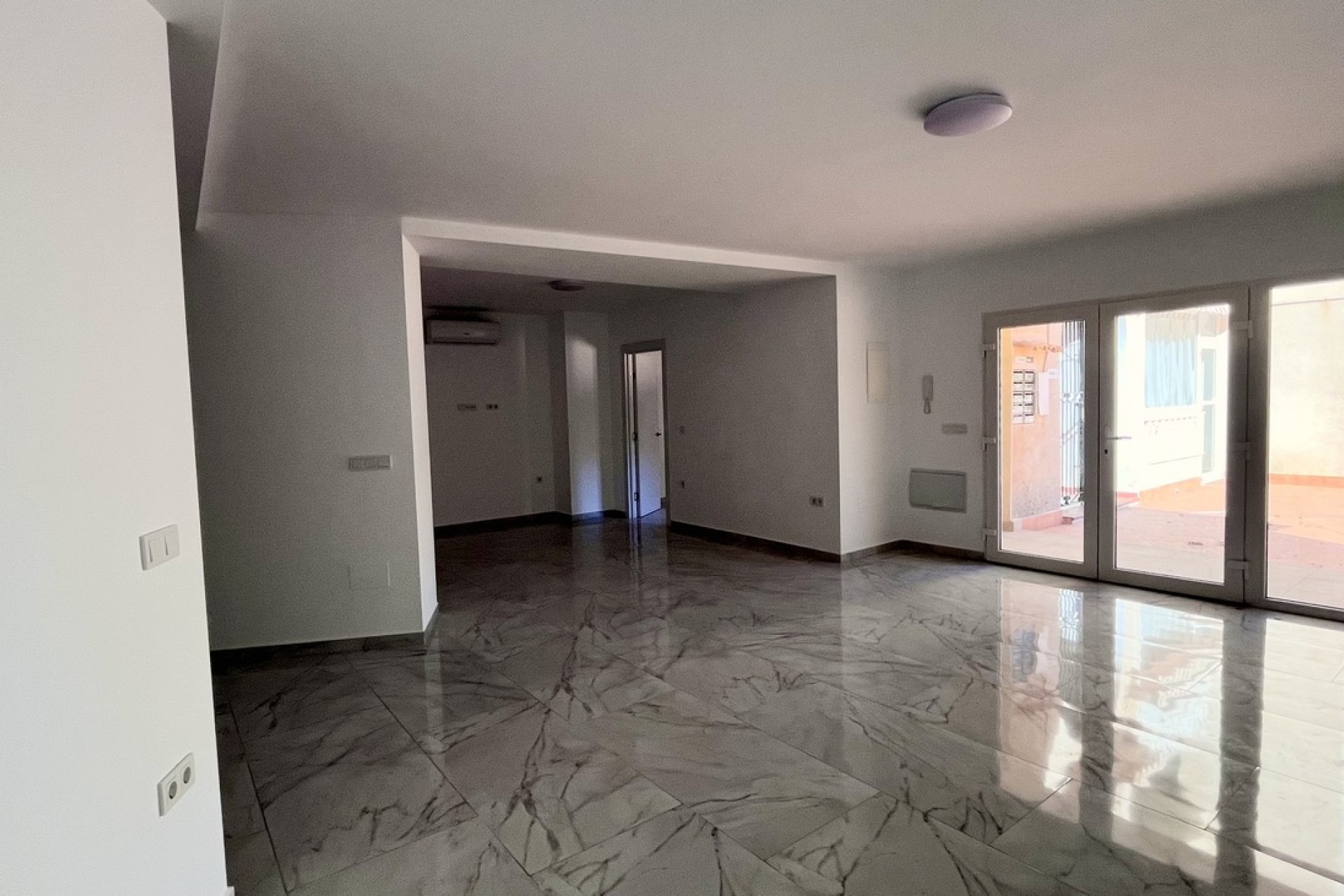 Resale - Bungalow -
Torrevieja