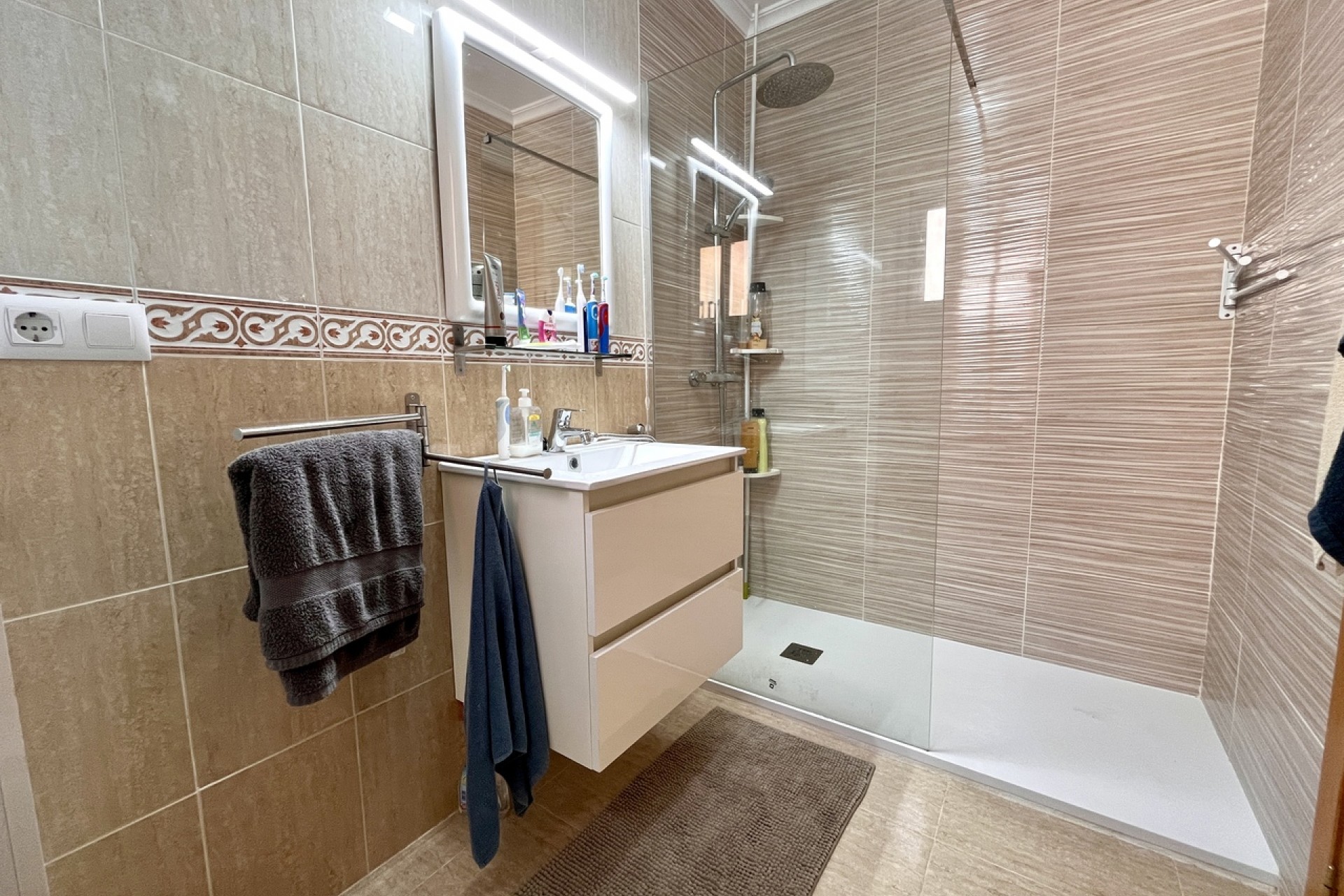 Resale - Town House -
Avileses - Inland