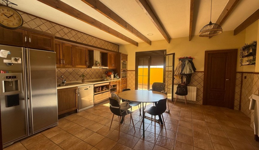 Resale - Town House -
Avileses