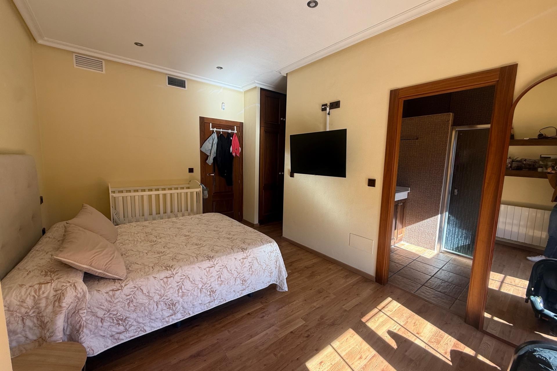 Resale - Town House -
Avileses