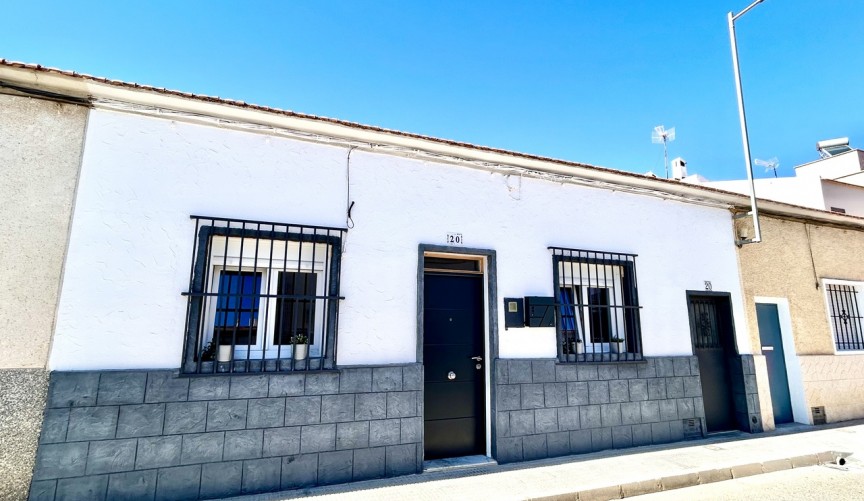 Resale - Town House -
San Miguel de Salinas - Inland