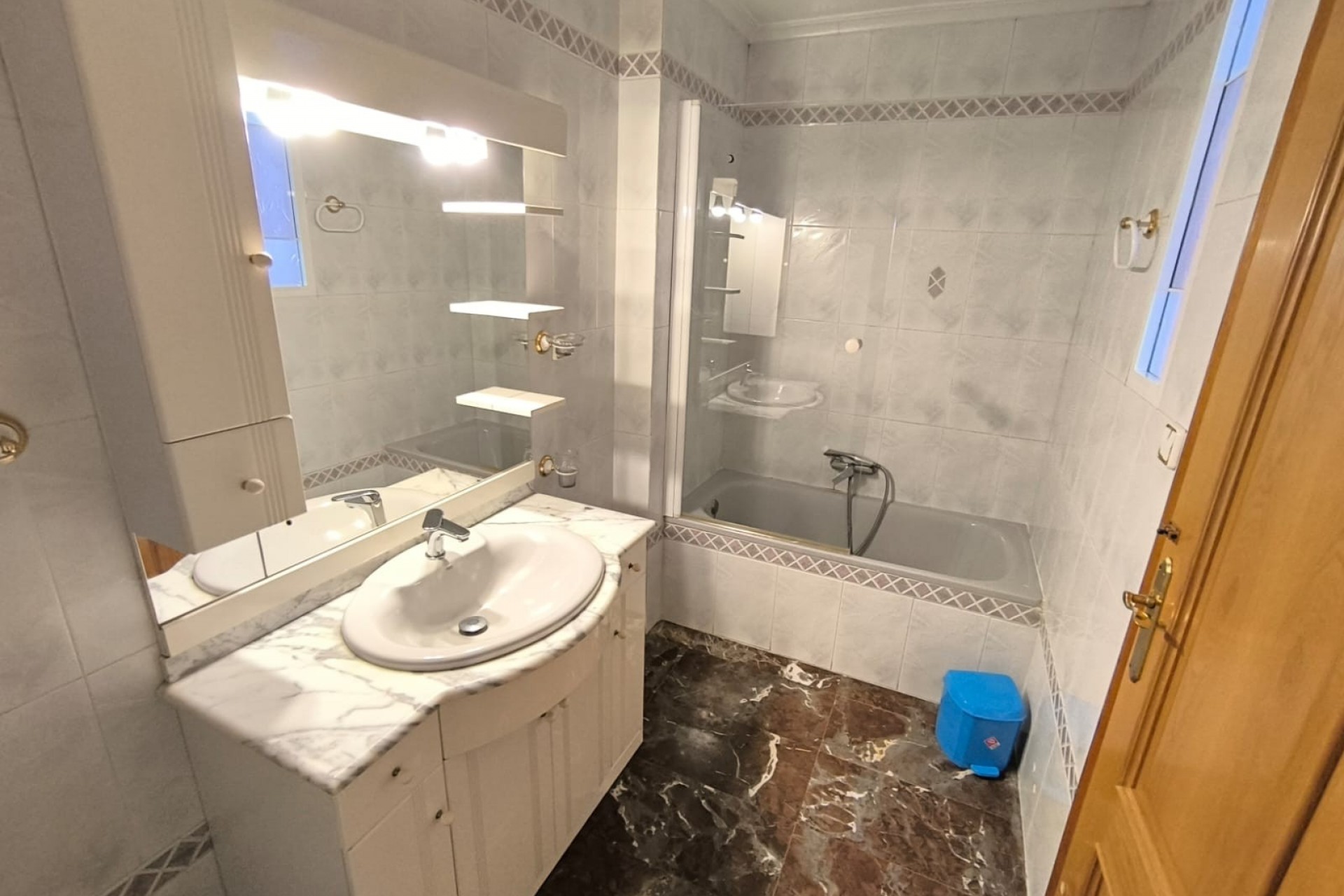 Resale - Town House -
Sax - Inland