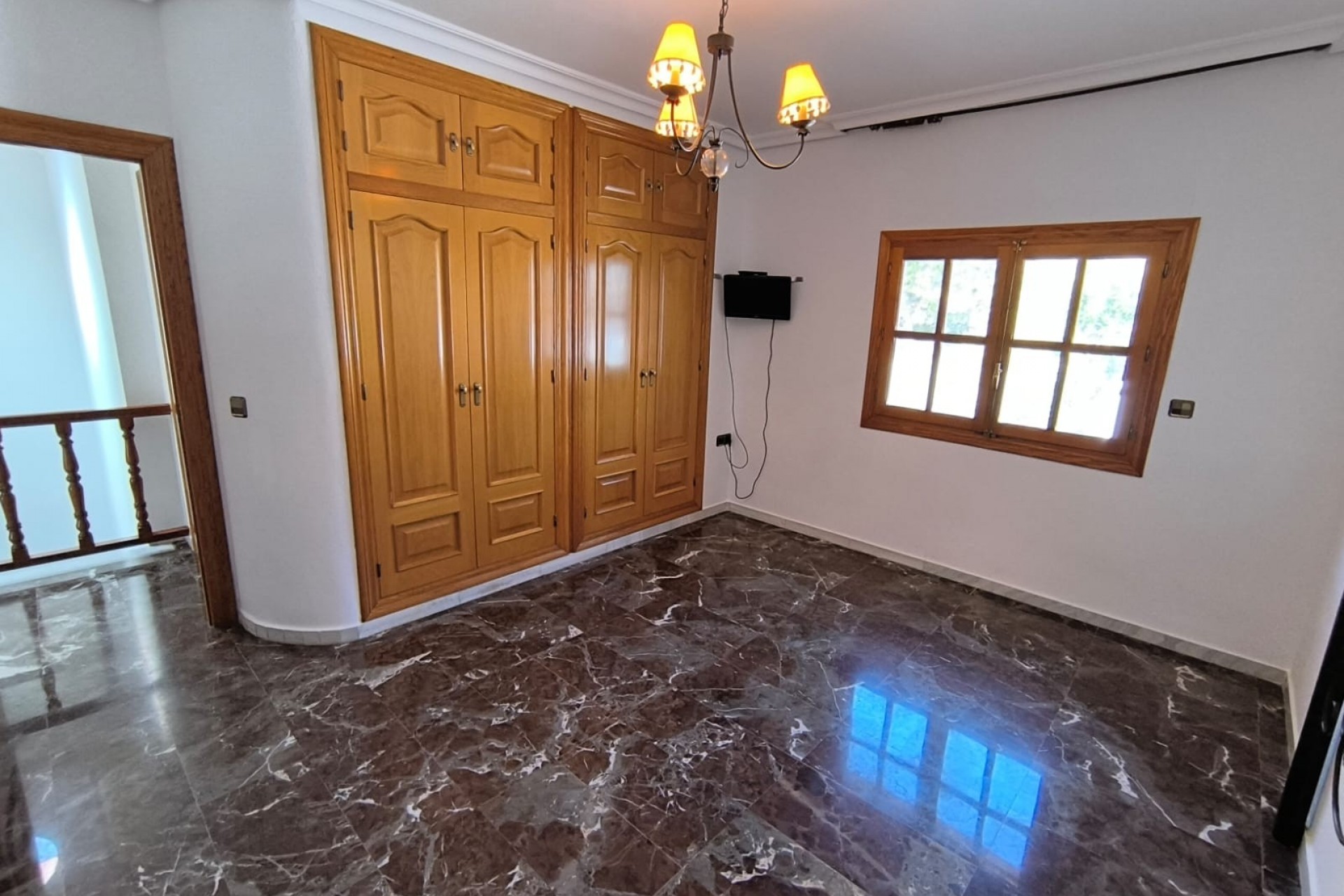 Resale - Town House -
Sax - Inland