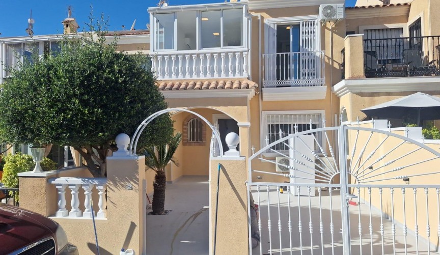 Resale - Town House -
Torrevieja - aguas nuevas