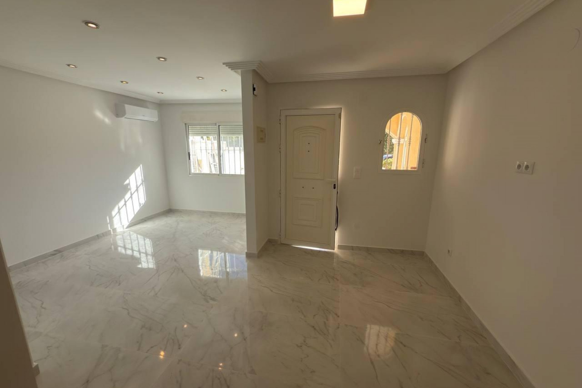 Resale - Town House -
Torrevieja - aguas nuevas