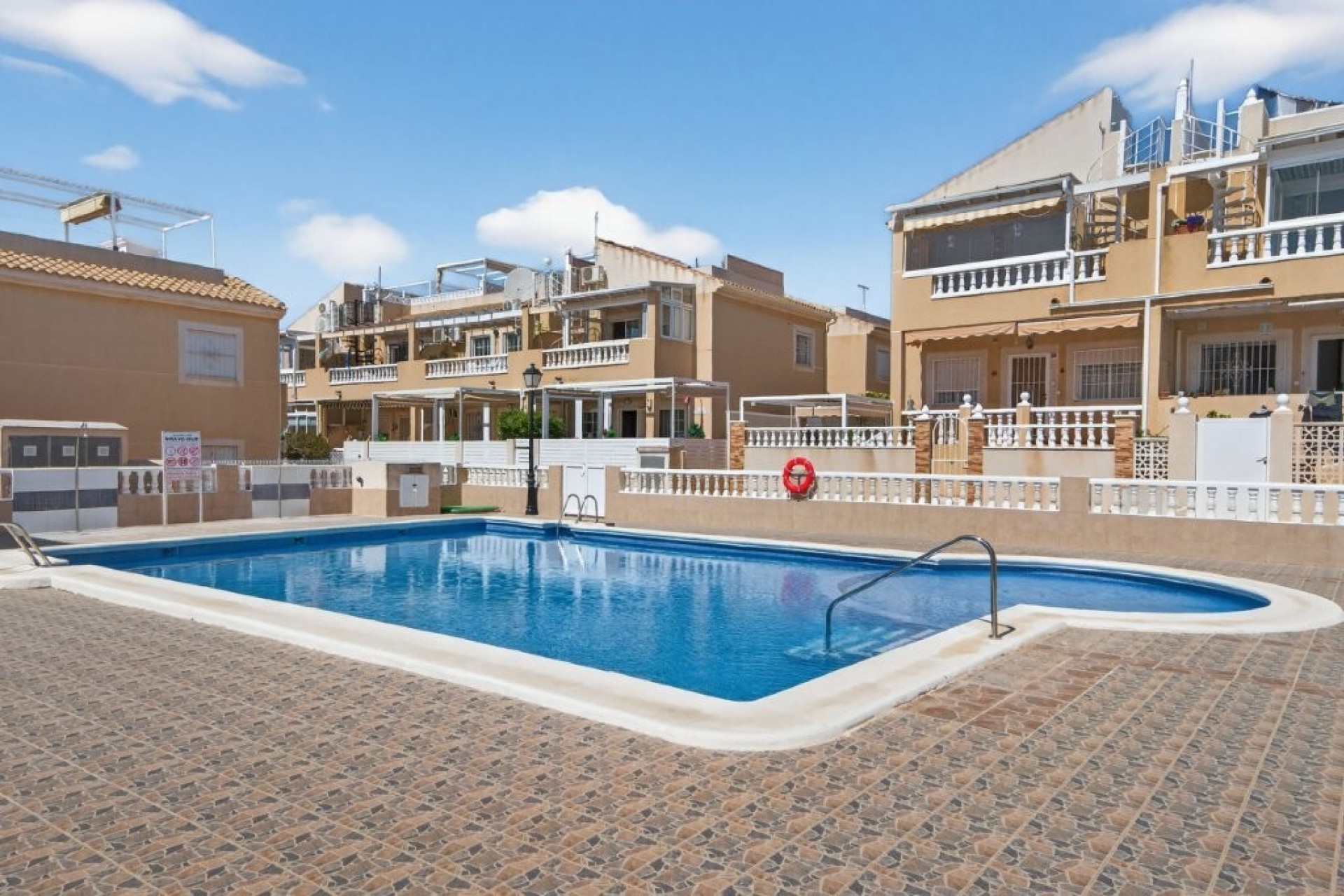 Resale - Town House -
Torrevieja - aguas nuevas