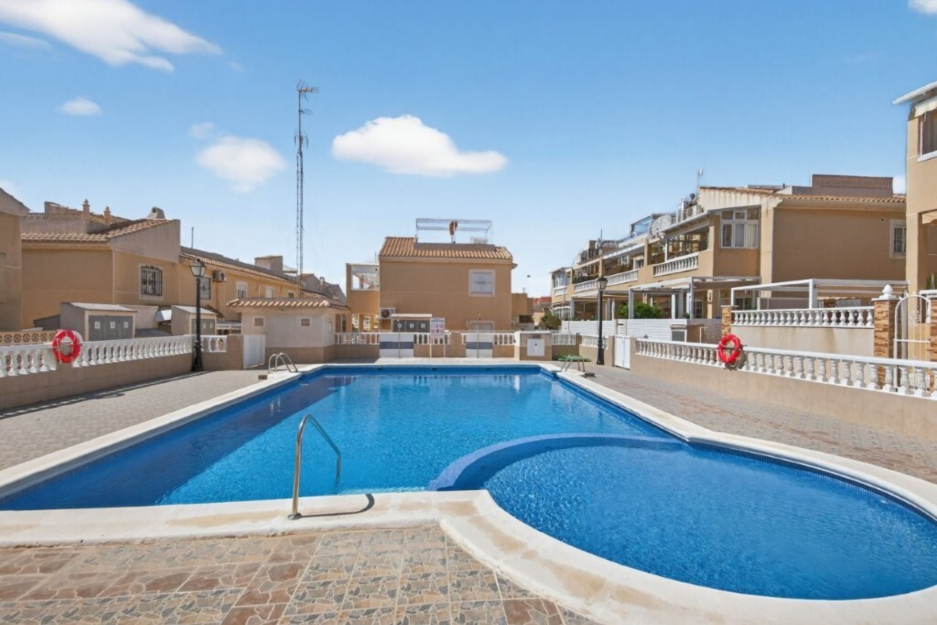 Resale - Town House -
Torrevieja - aguas nuevas