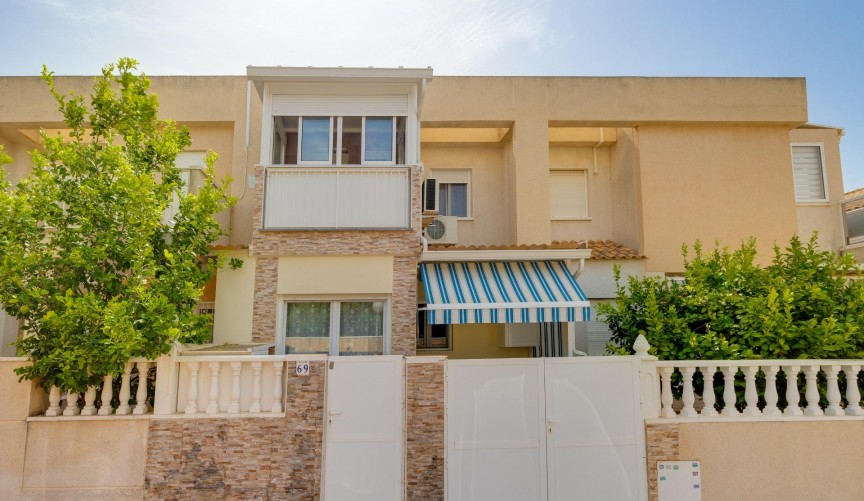 Resale - Town House -
Torrevieja - aguas nuevas