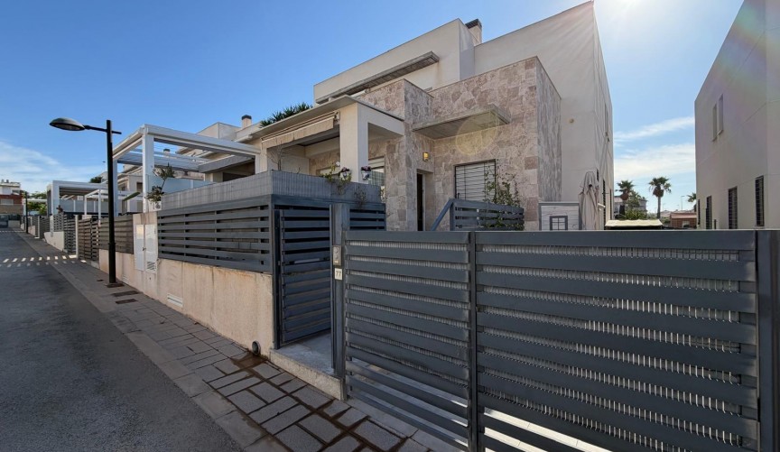 Resale - Town House -
Torrevieja - aguas nuevas