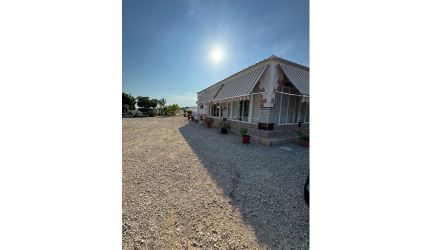 Resale - Villa -
Albatera - Partida Lomas