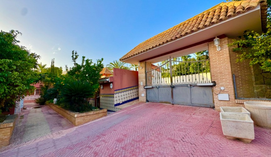 Resale - Villa -
Alfas del Pí - Costa Blanca