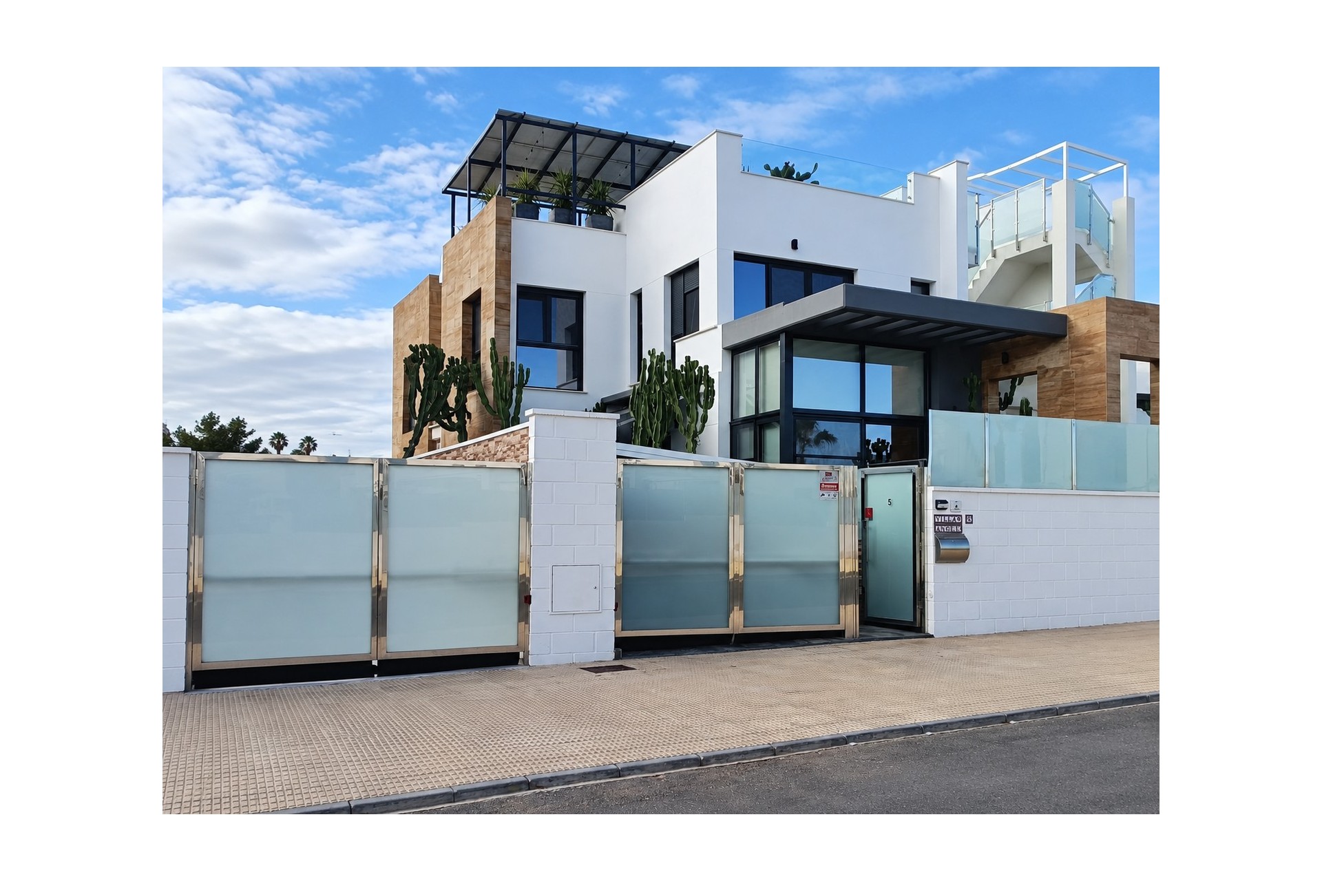 Resale - Villa -
Cabo Roig - Costa Blanca