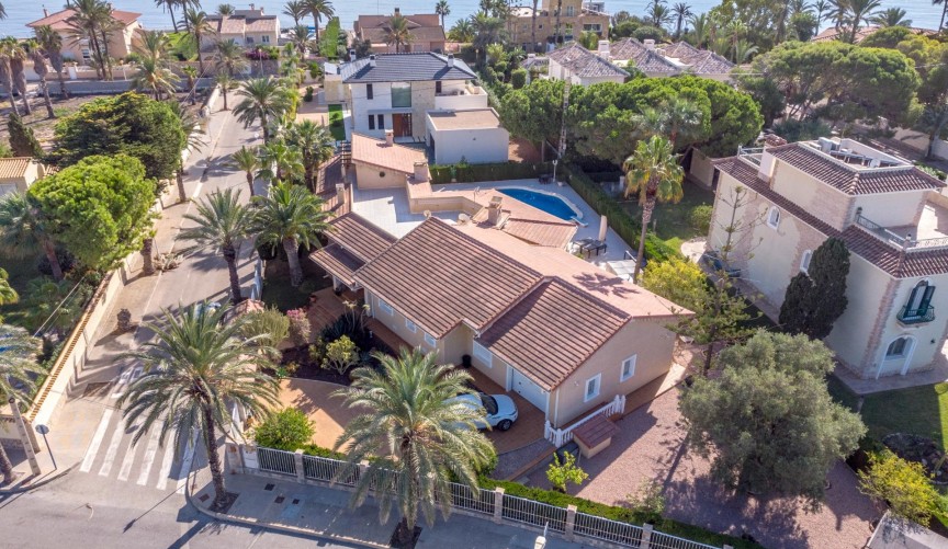 Resale - Villa -
Cabo Roig - Muy Cerca De La Playa