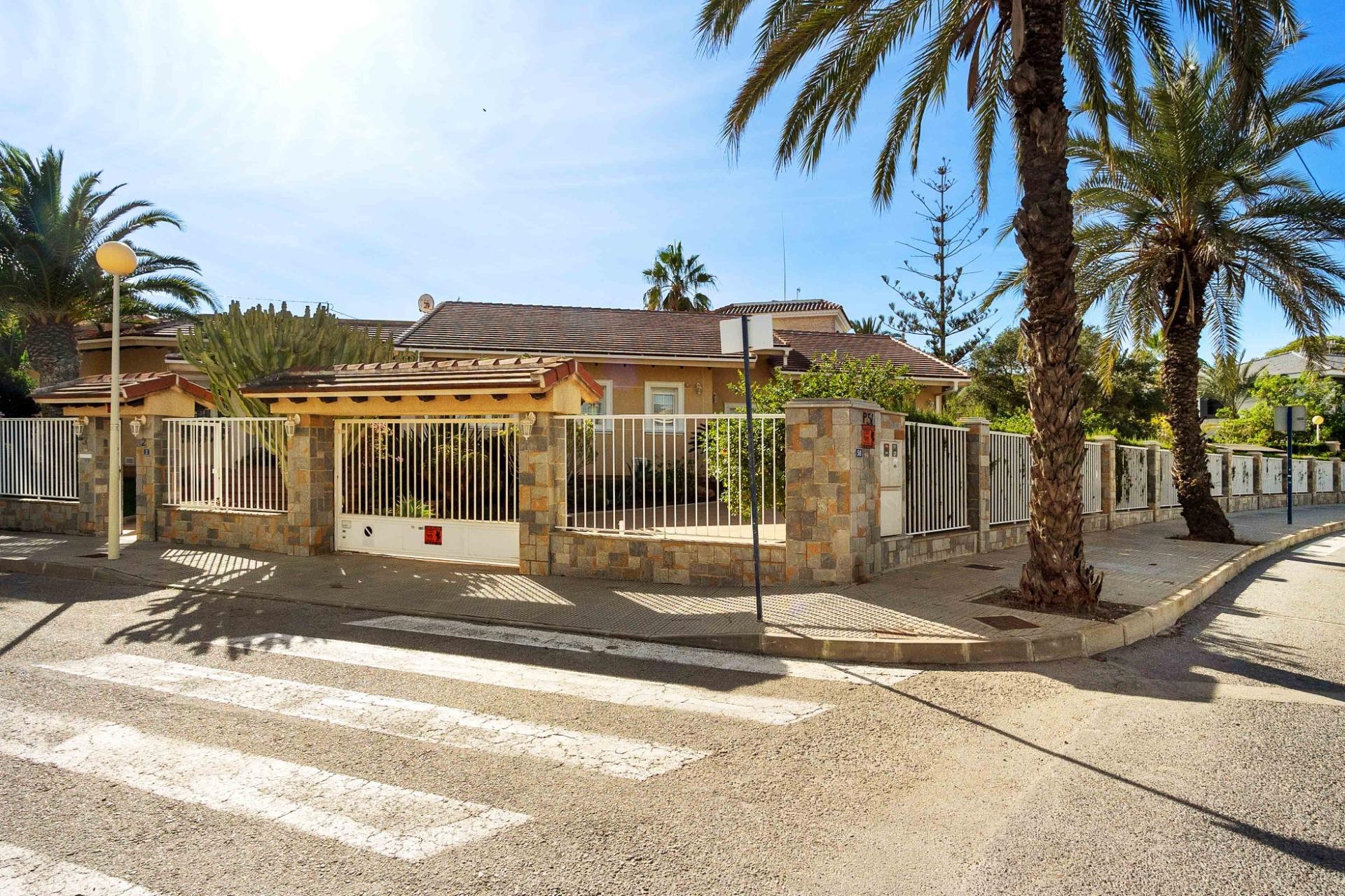 Resale - Villa -
Cabo Roig - Muy Cerca De La Playa