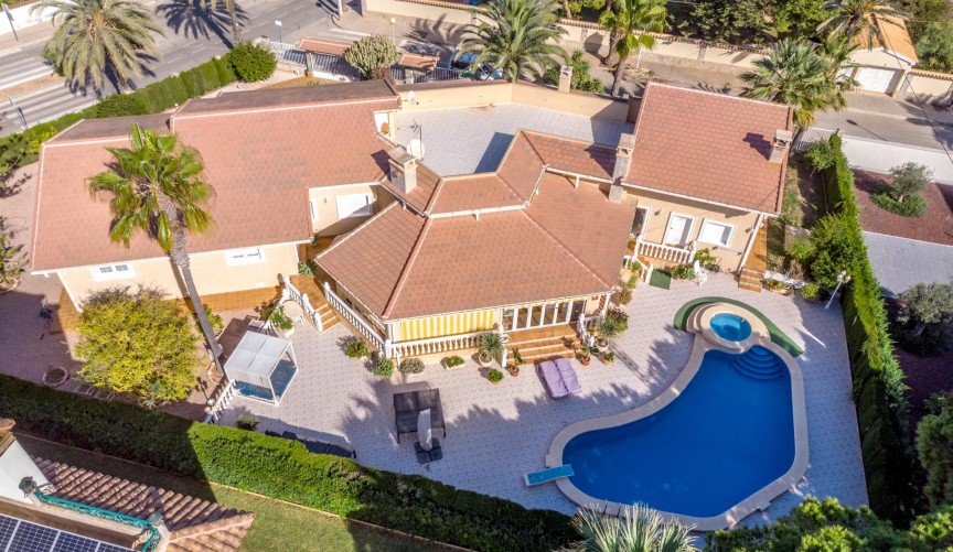 Resale - Villa -
Cabo Roig - Muy Cerca De La Playa