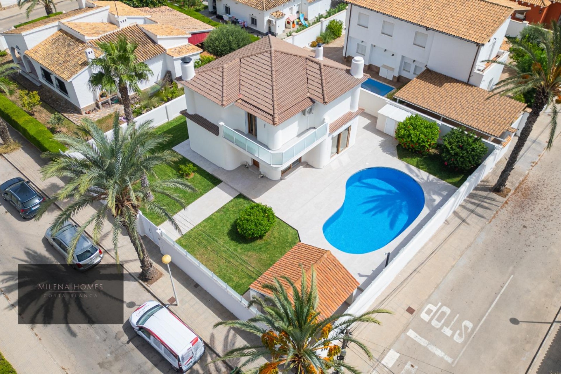 Resale - Villa -
Cabo Roig
