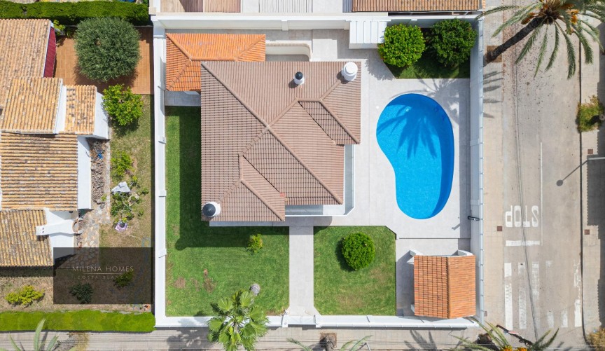 Resale - Villa -
Cabo Roig