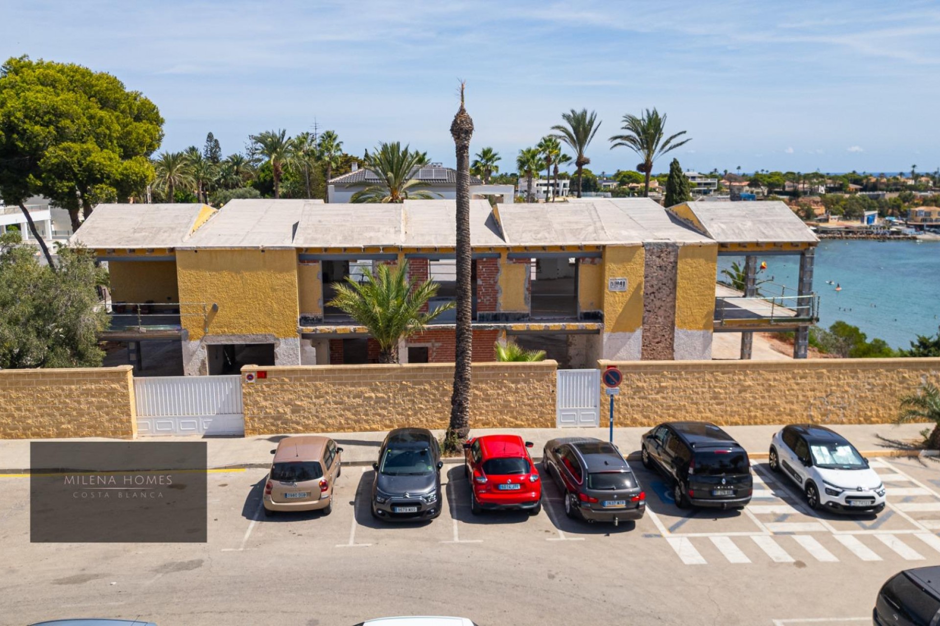 Resale - Villa -
Cabo Roig