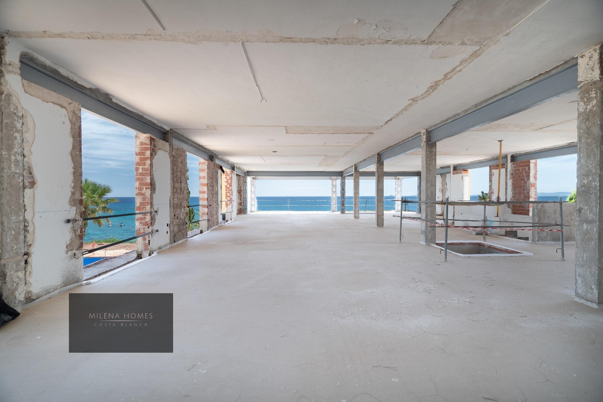 Resale - Villa -
Cabo Roig