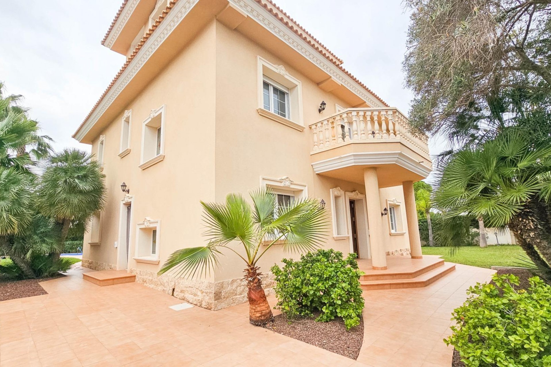 Resale - Villa -
Cabo Roig