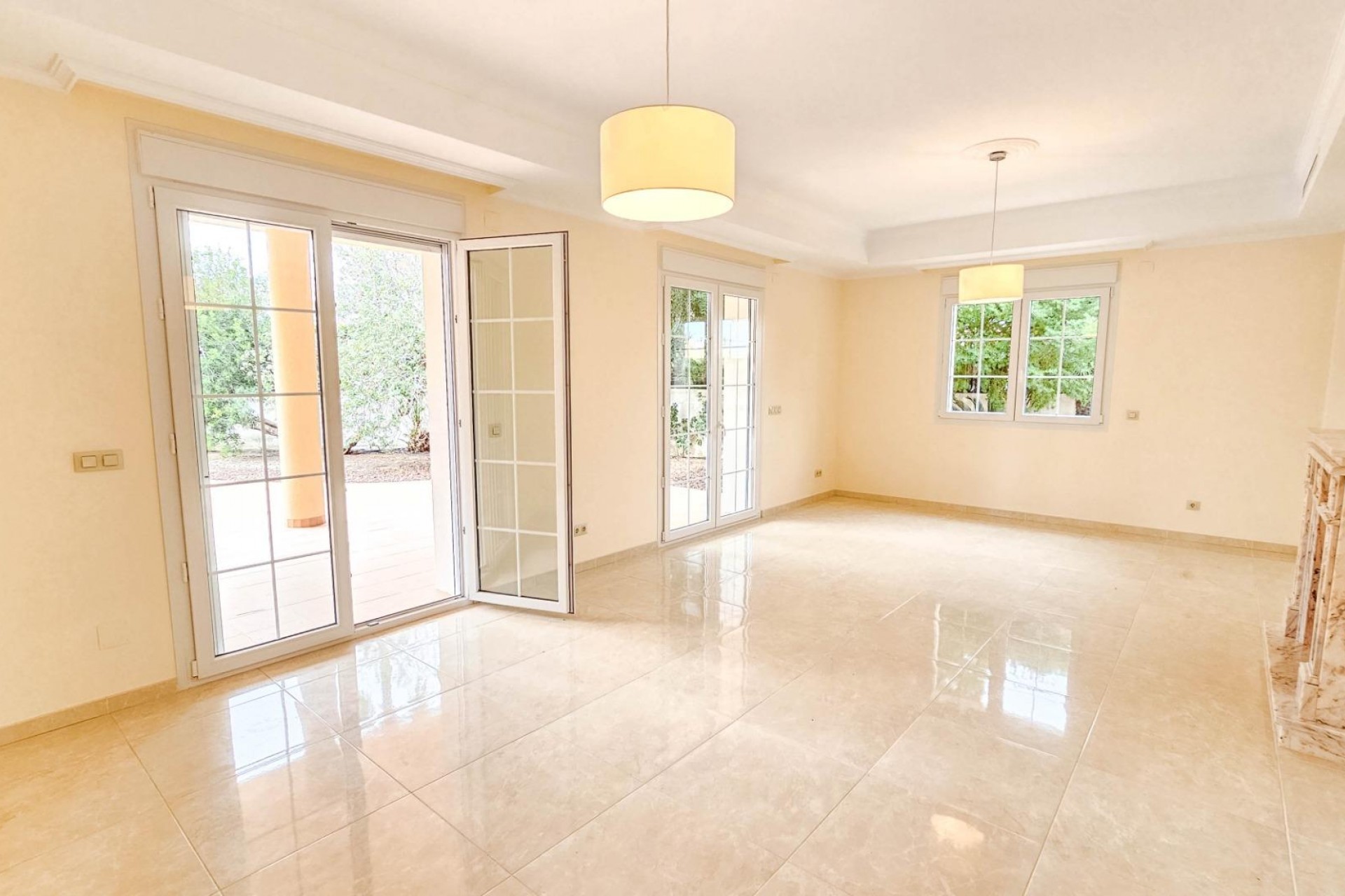 Resale - Villa -
Cabo Roig