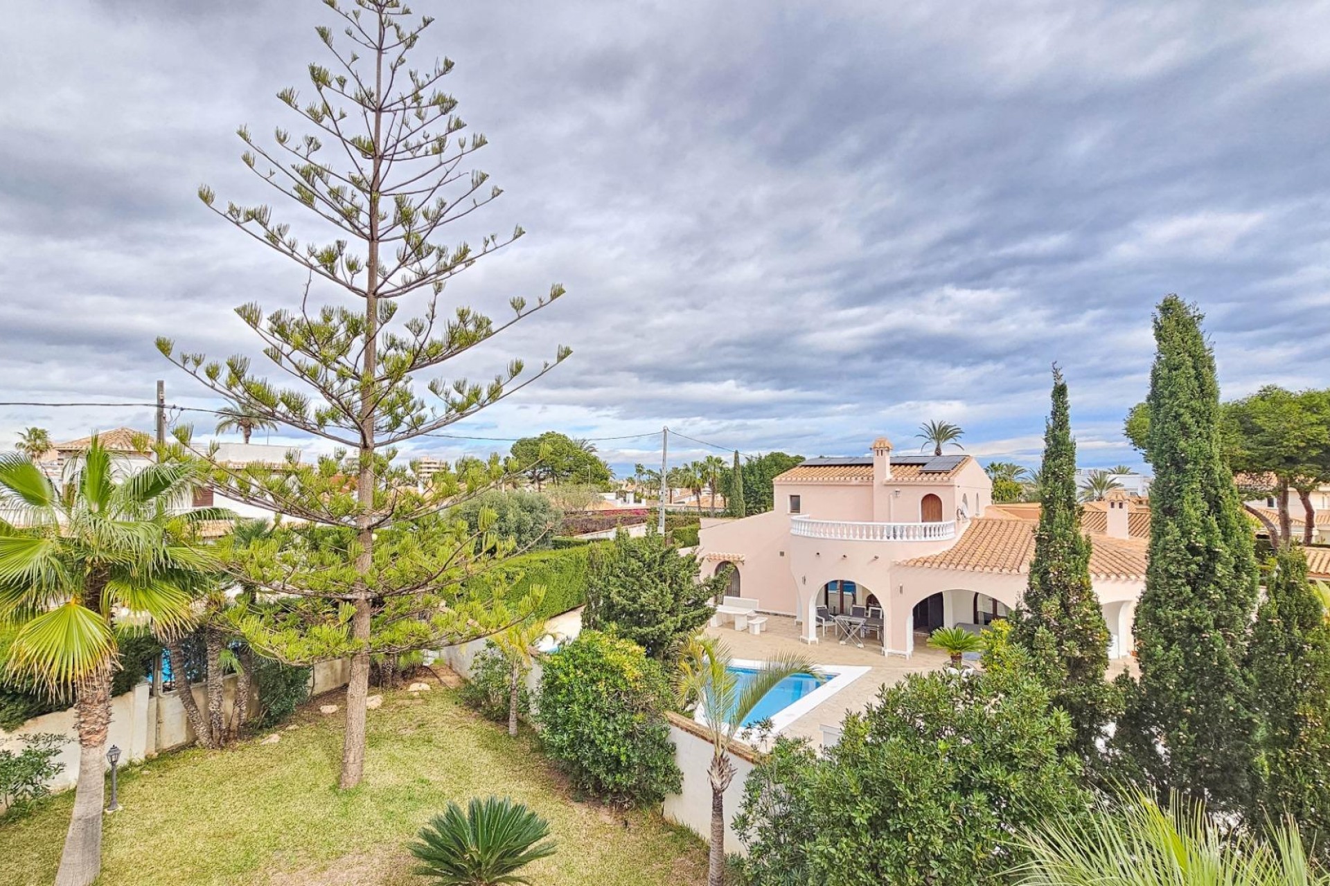 Resale - Villa -
Cabo Roig