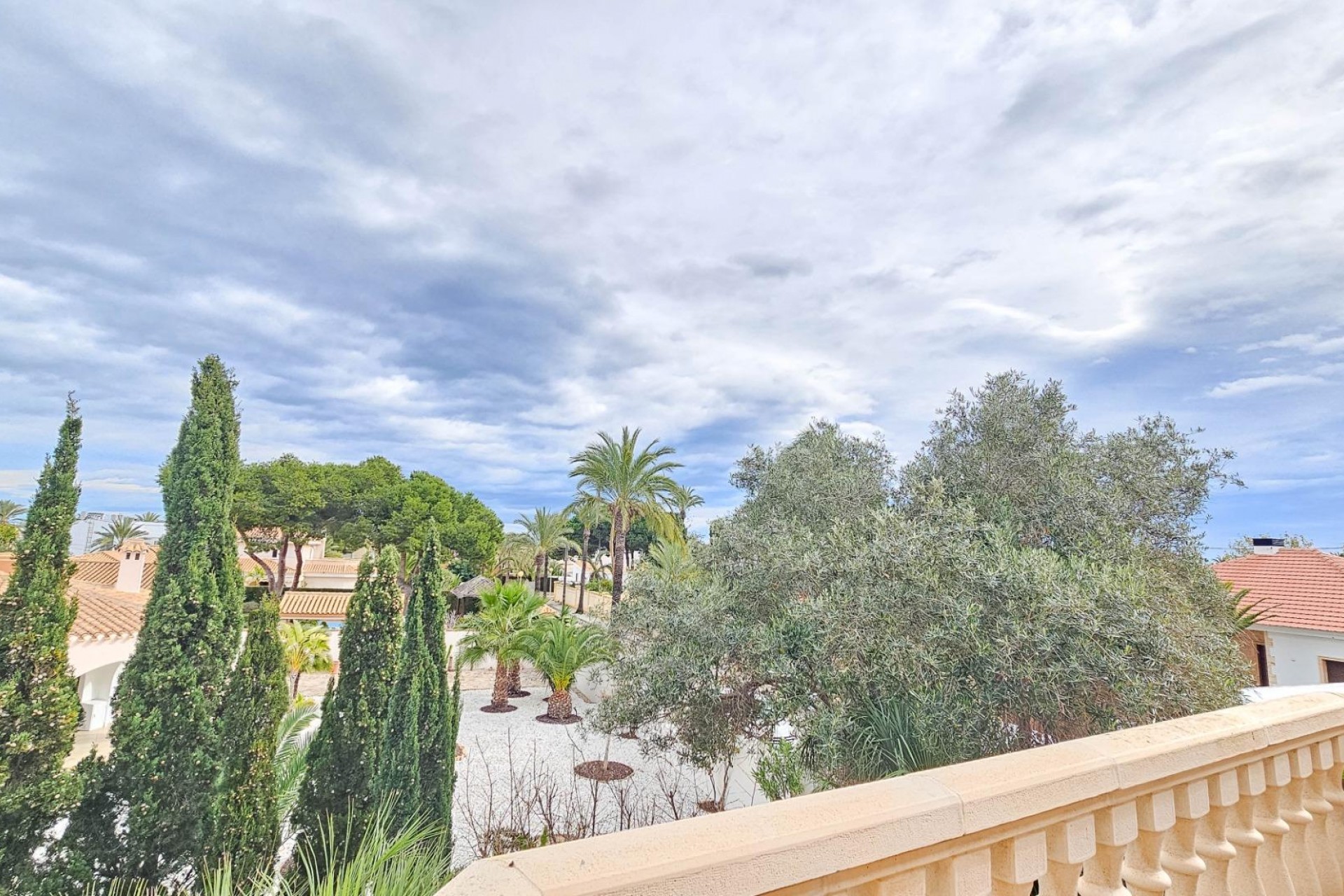Resale - Villa -
Cabo Roig