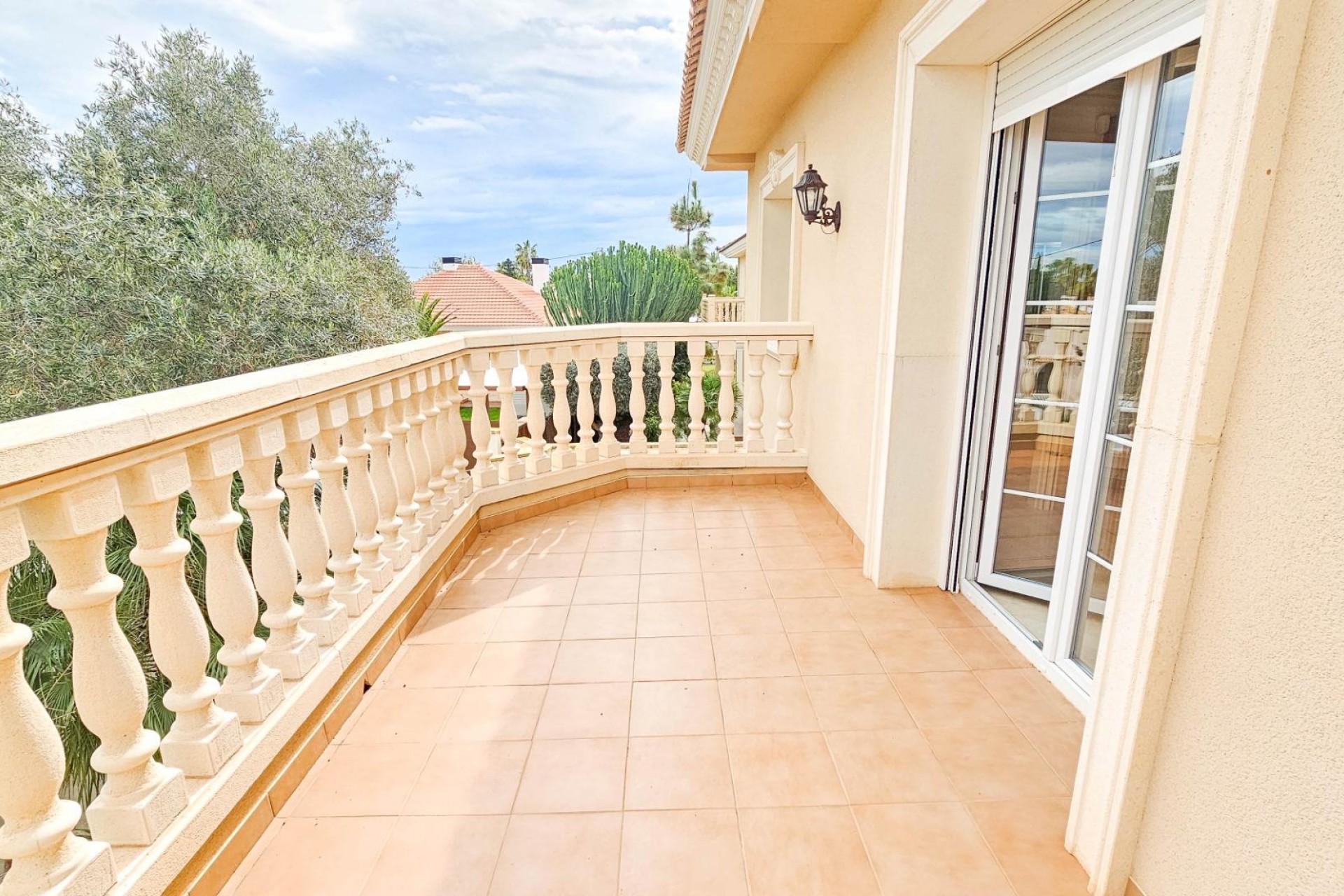 Resale - Villa -
Cabo Roig