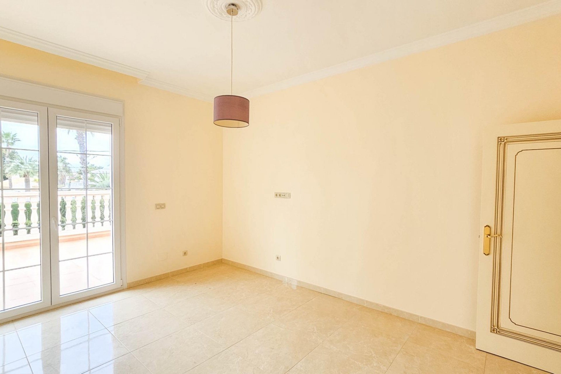 Resale - Villa -
Cabo Roig