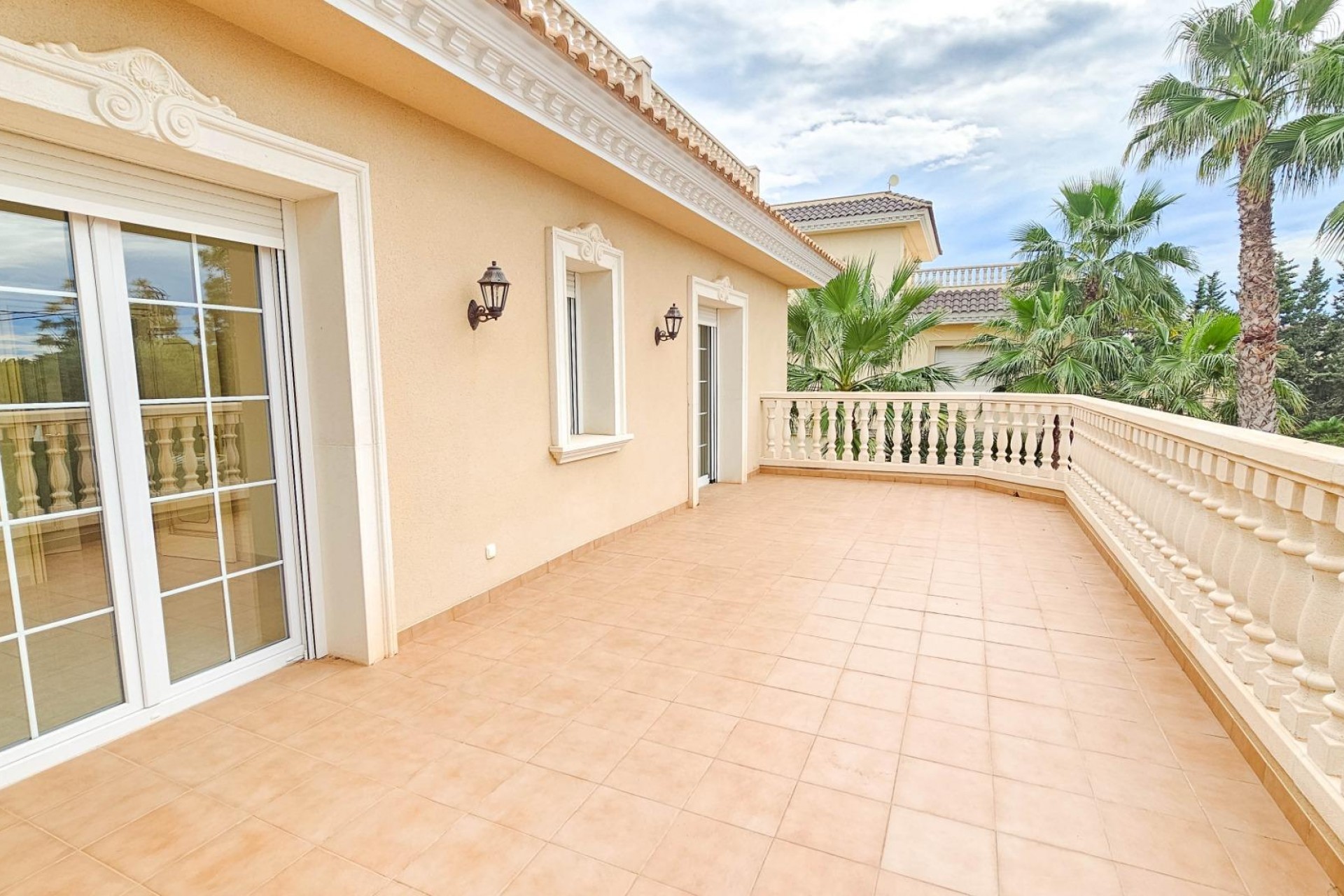 Resale - Villa -
Cabo Roig