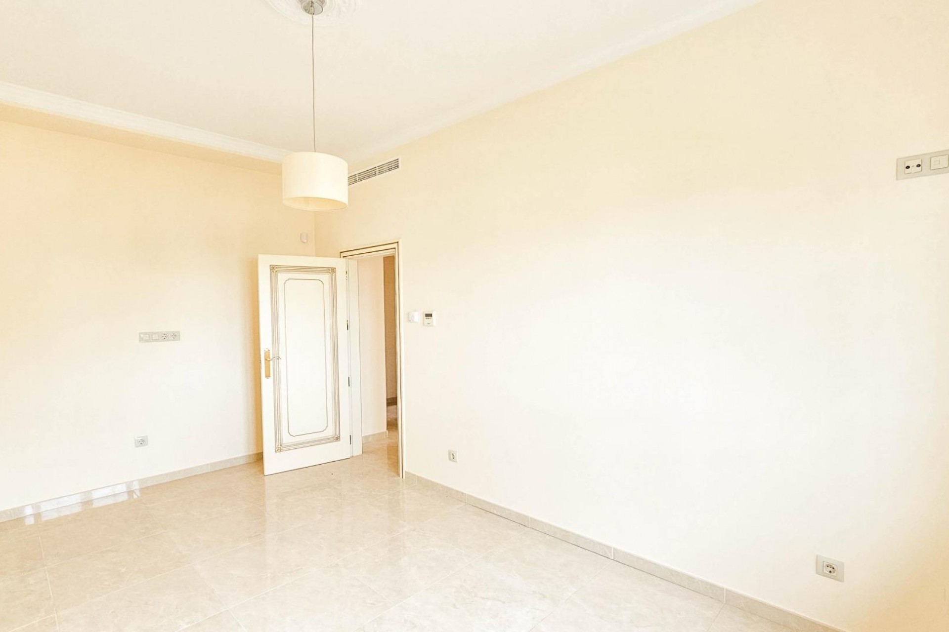 Resale - Villa -
Cabo Roig