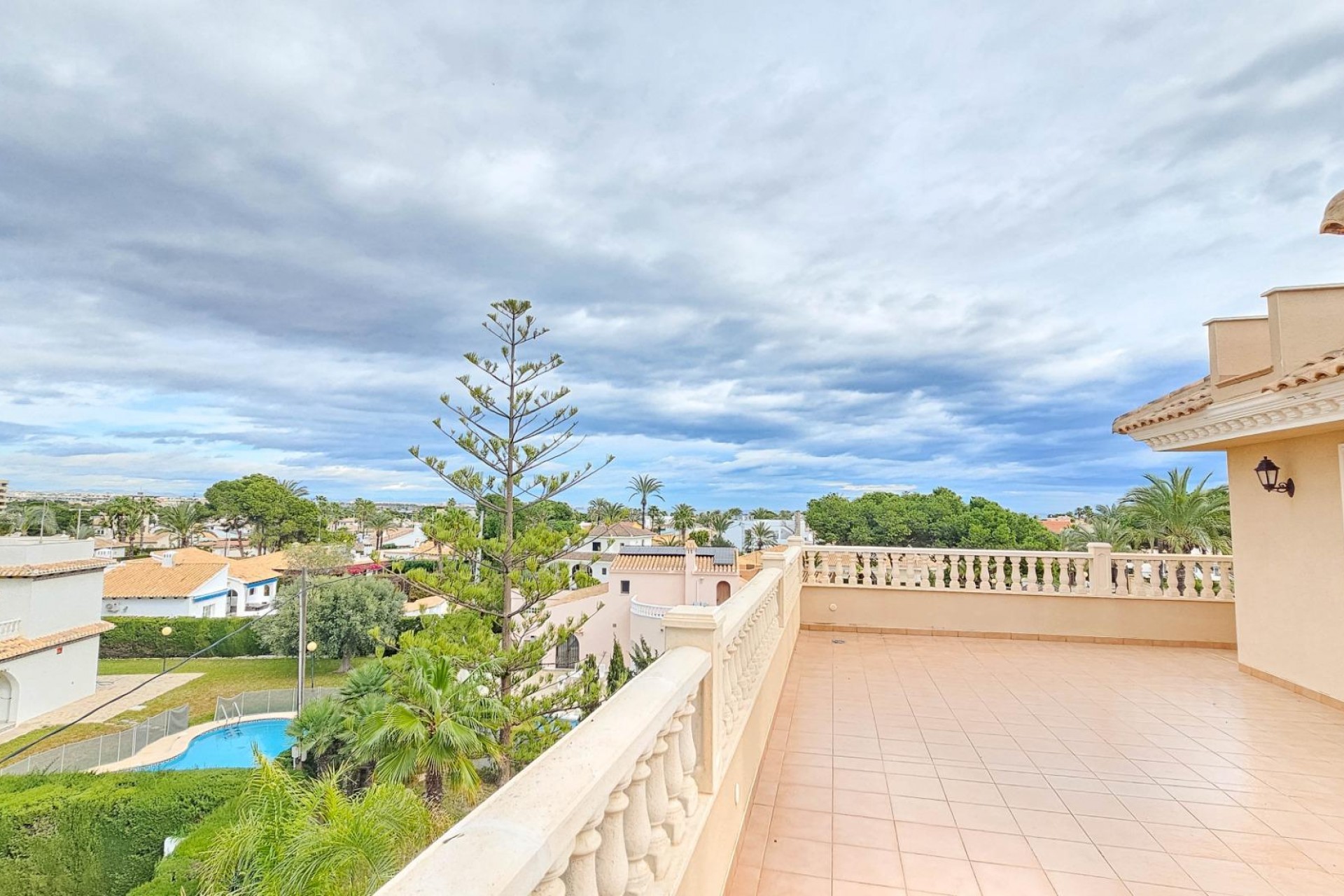 Resale - Villa -
Cabo Roig