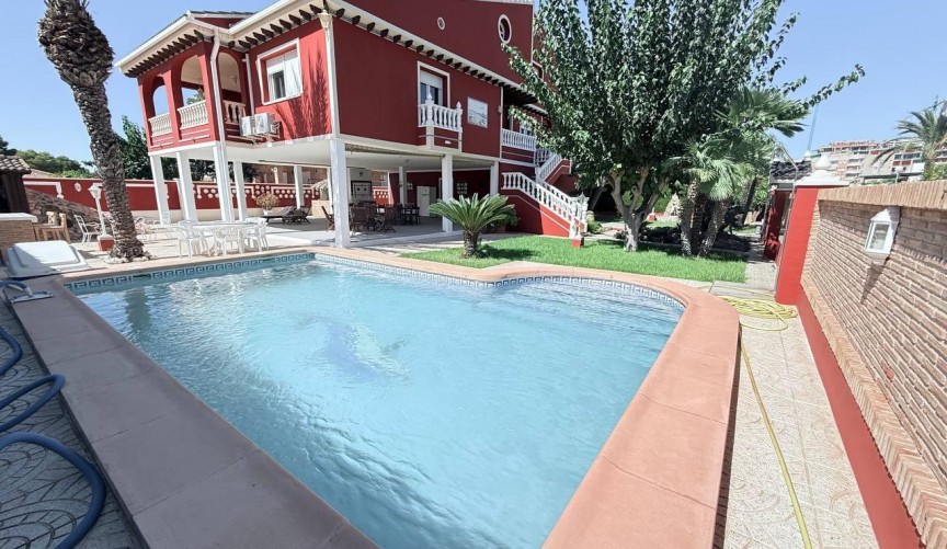 Resale - Villa -
Campoamor