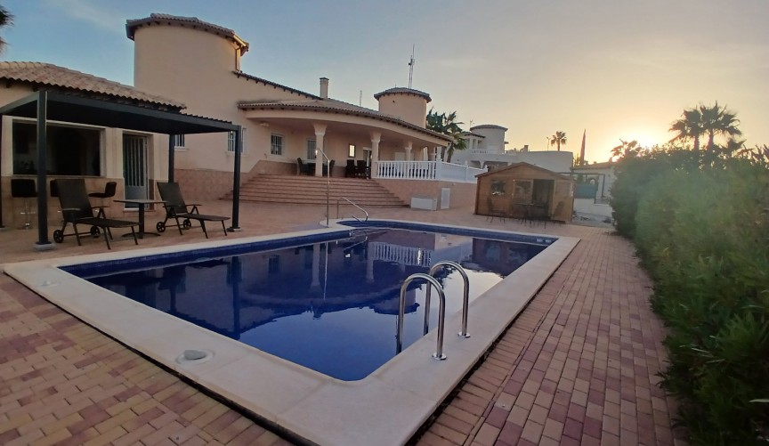 Resale - Villa -
Campos del Río - Inland