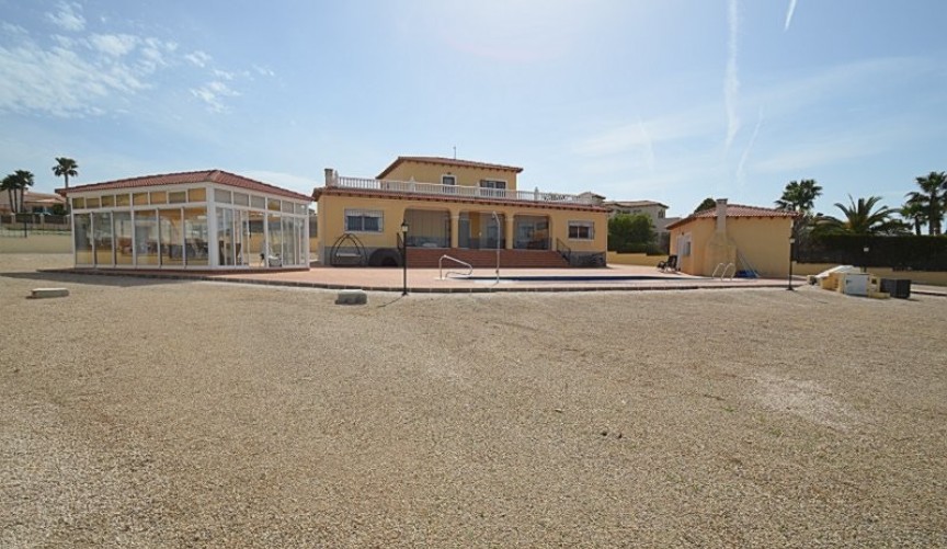 Resale - Villa -
Campos del Río - Inland