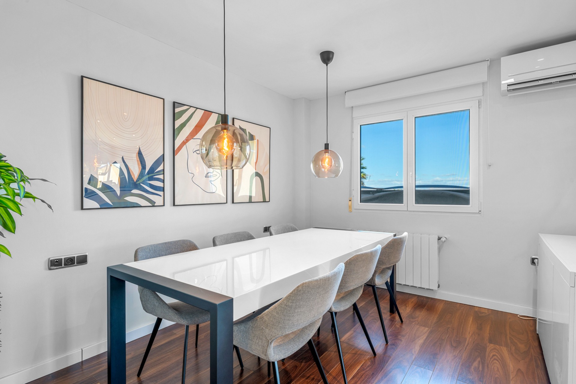 Resale - Villa -
Ciudad De Las Comunicaciones - Costa Blanca