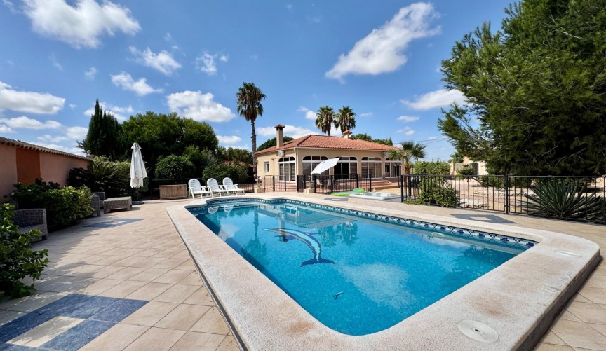 Resale - Villa -
Dolores - Cmno. Escorredor