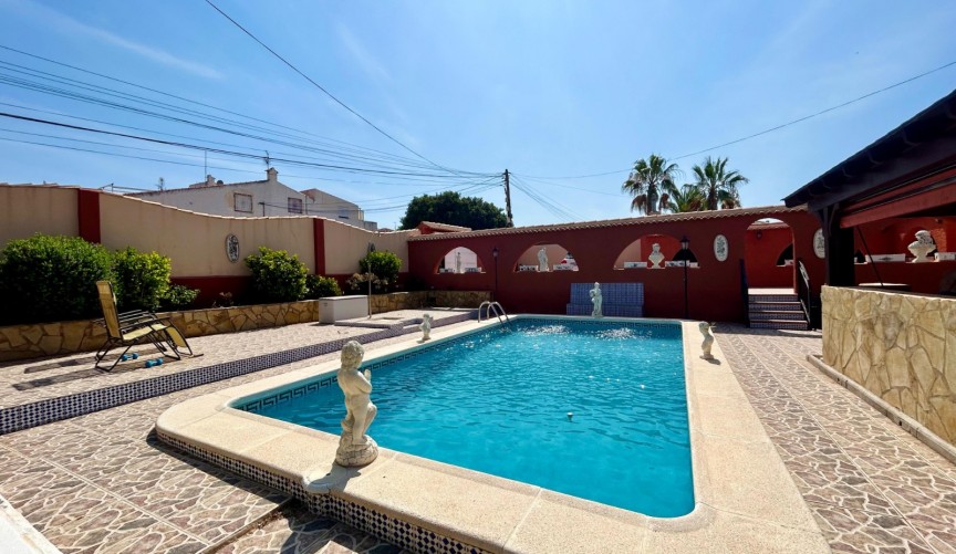 Resale - Villa -
El Chaparral - Inland