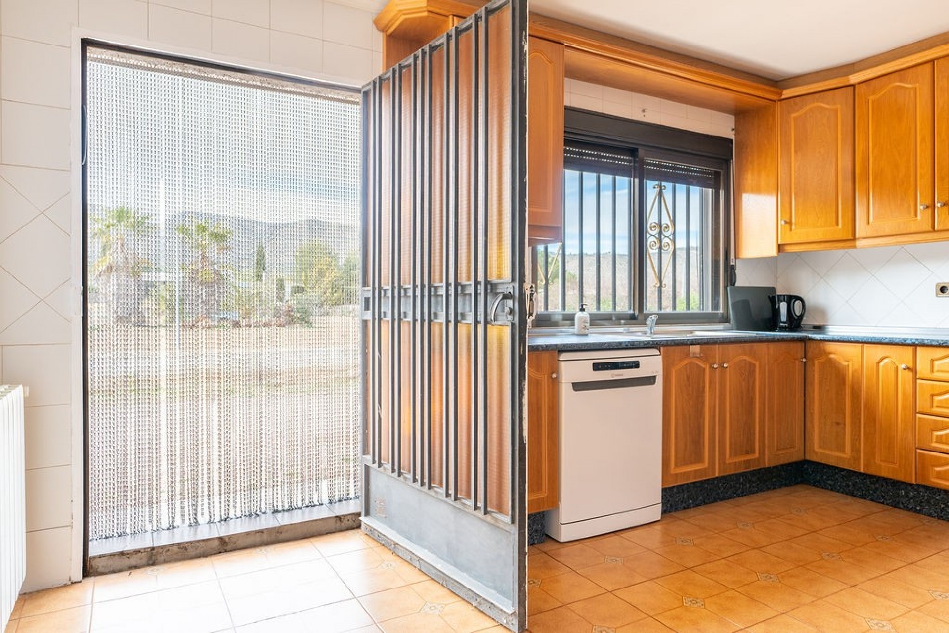 Resale - Villa -
Hondón de las Nieves - Inland