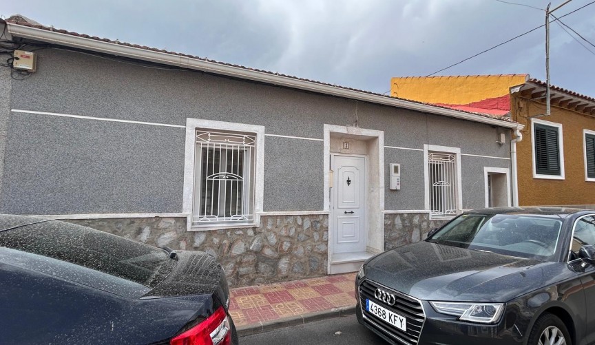 Resale - Villa -
Jacarilla - Inland