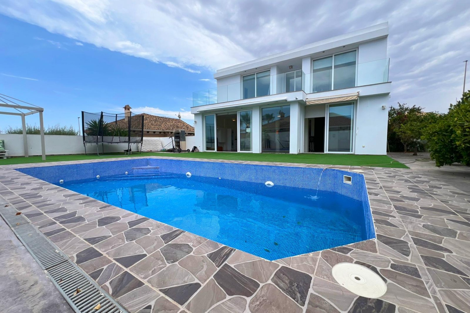 Resale - Villa -
La Marina - Costa Blanca