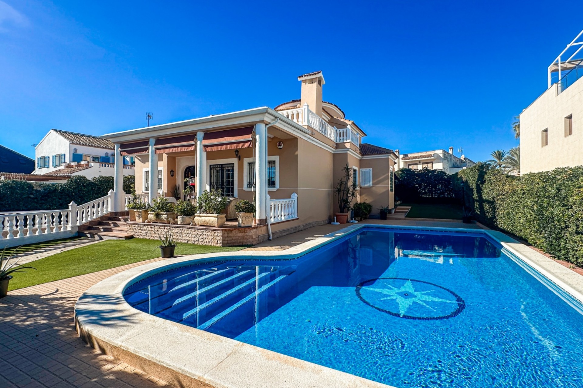 Resale - Villa -
La Mata - Costa Blanca
