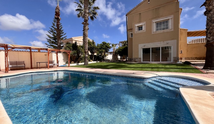 Resale - Villa -
La Zenia - Costa Blanca