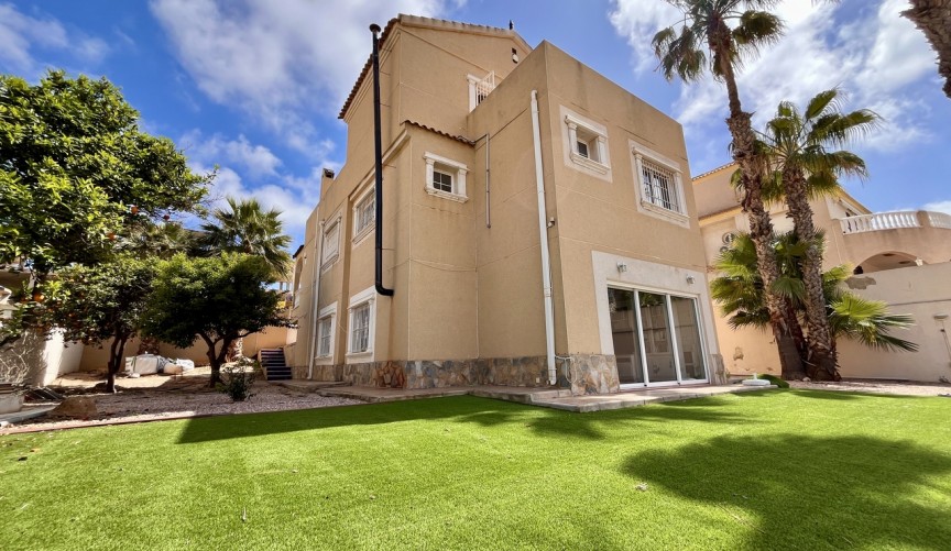Resale - Villa -
La Zenia - Costa Blanca