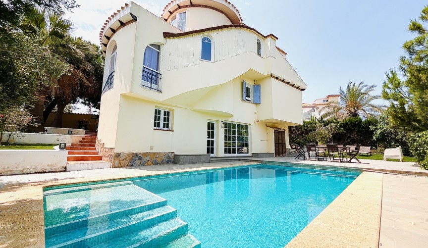Resale - Villa -
La Zenia - Costa Blanca