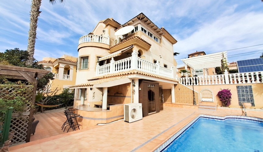 Resale - Villa -
Orihuela Costa - Altos De Campoamor