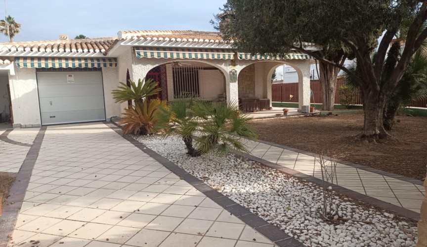 Resale - Villa -
Orihuela Costa - Campoamor