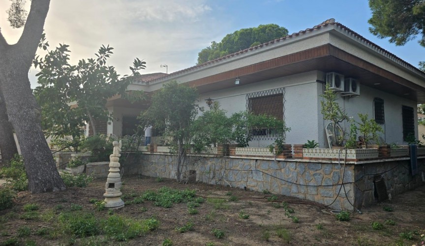 Resale - Villa -
Orihuela Costa - Campoamor